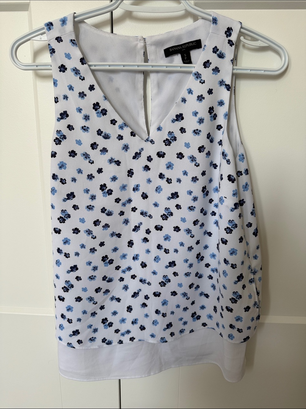 RW &Co White V-Neck Floral Shell with Blue and Black Flowers
